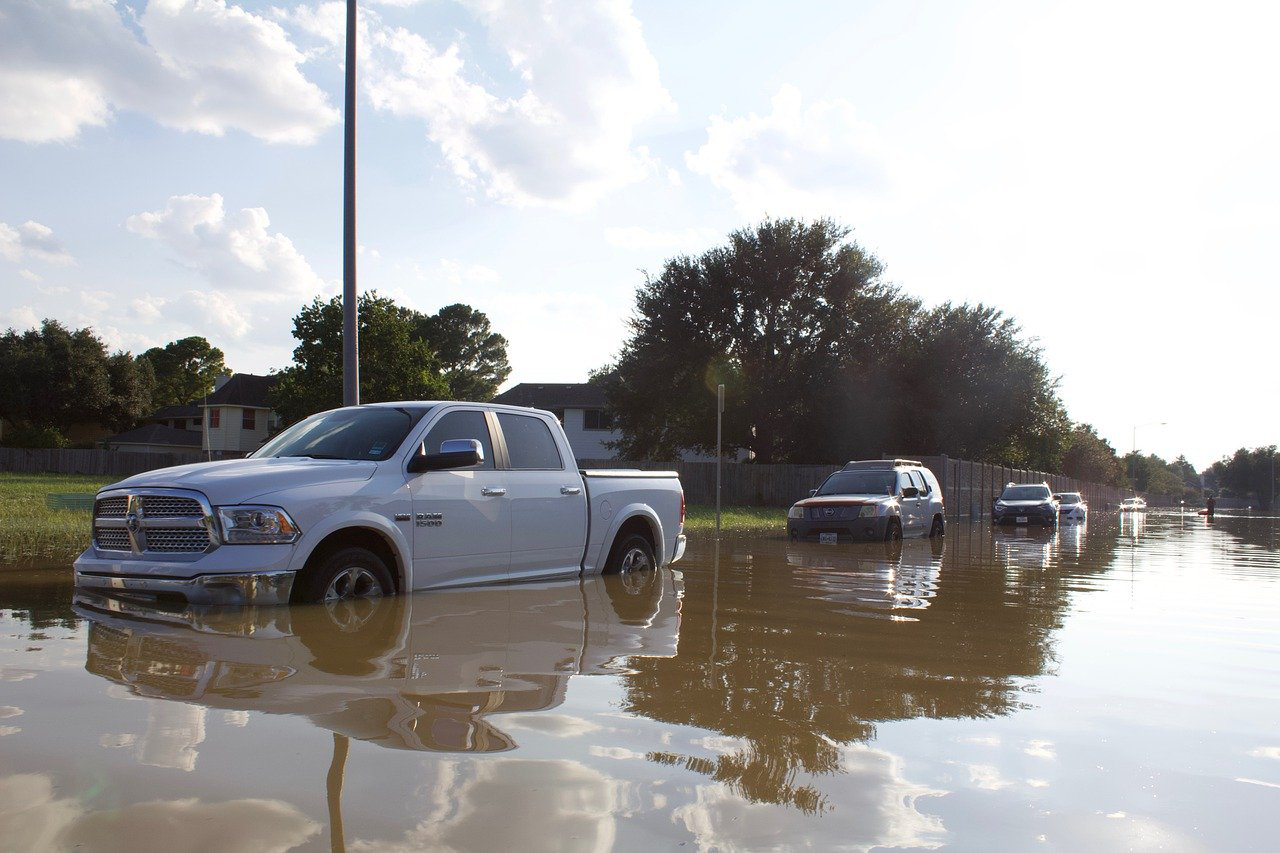 Bahaya Yang Patut Diwaspadai Mobil Saat Musim Banjir OTR.id